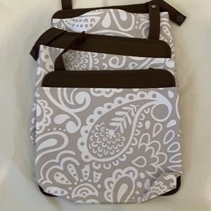 Thirty-one lot of 3 hanging organizer.